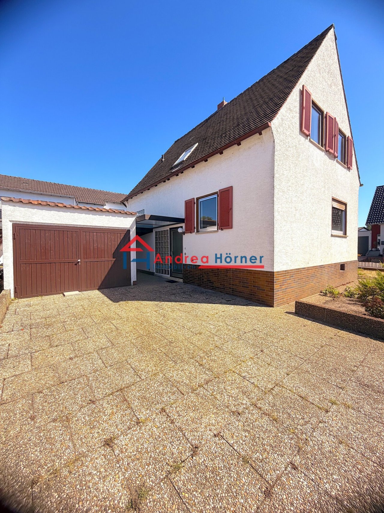 Ansicht mit Hof und Garage Ansicht mit Hof und Garage